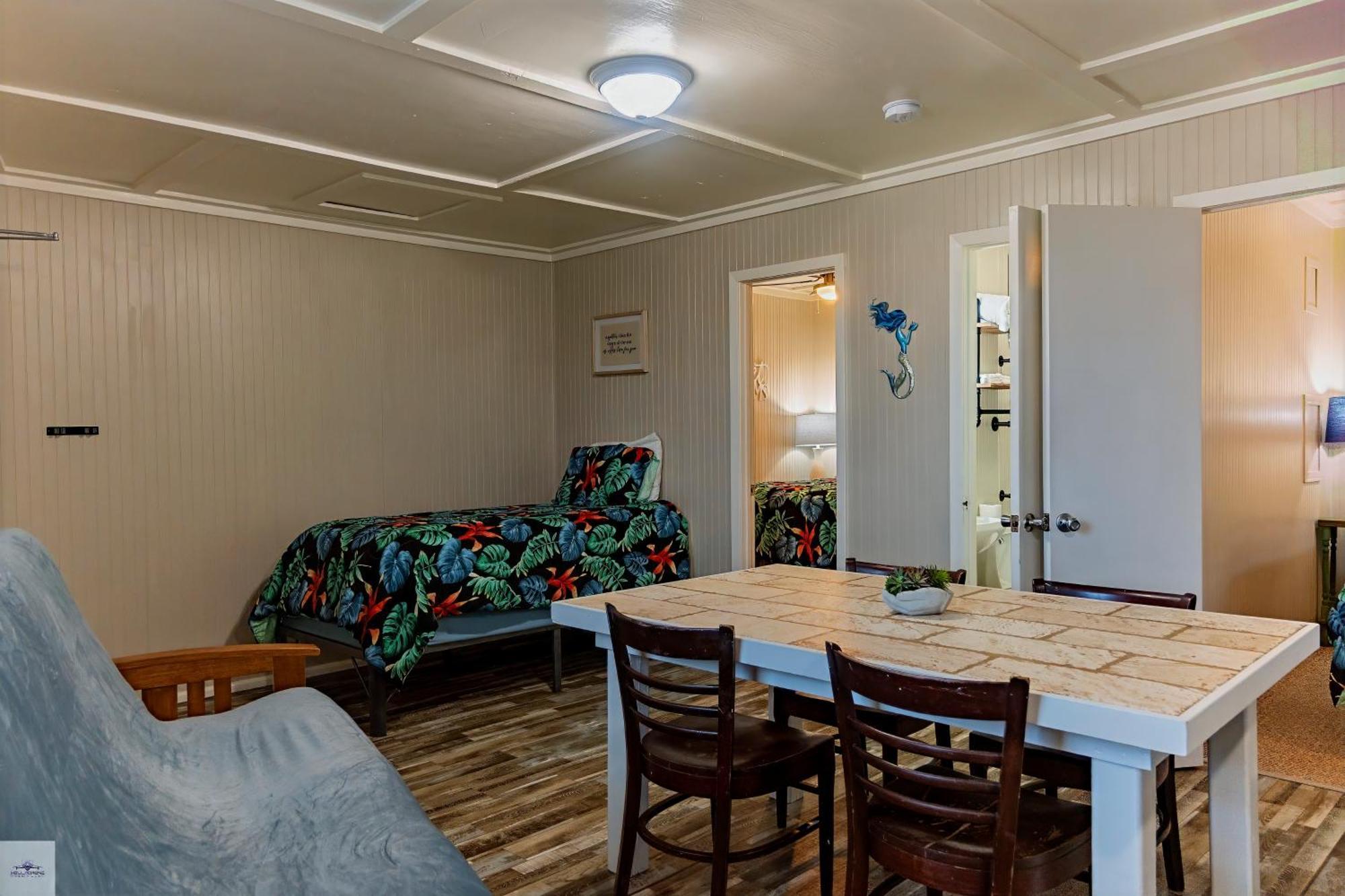 Blue Dolphin Inn And Cottages Grand Isle Esterno foto