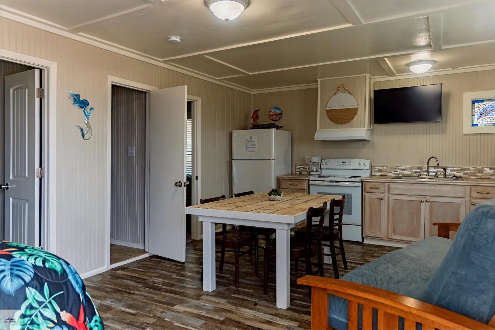 Blue Dolphin Inn And Cottages Grand Isle Esterno foto