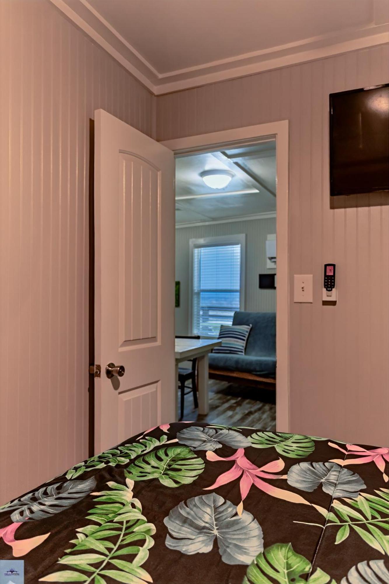 Blue Dolphin Inn And Cottages Grand Isle Esterno foto