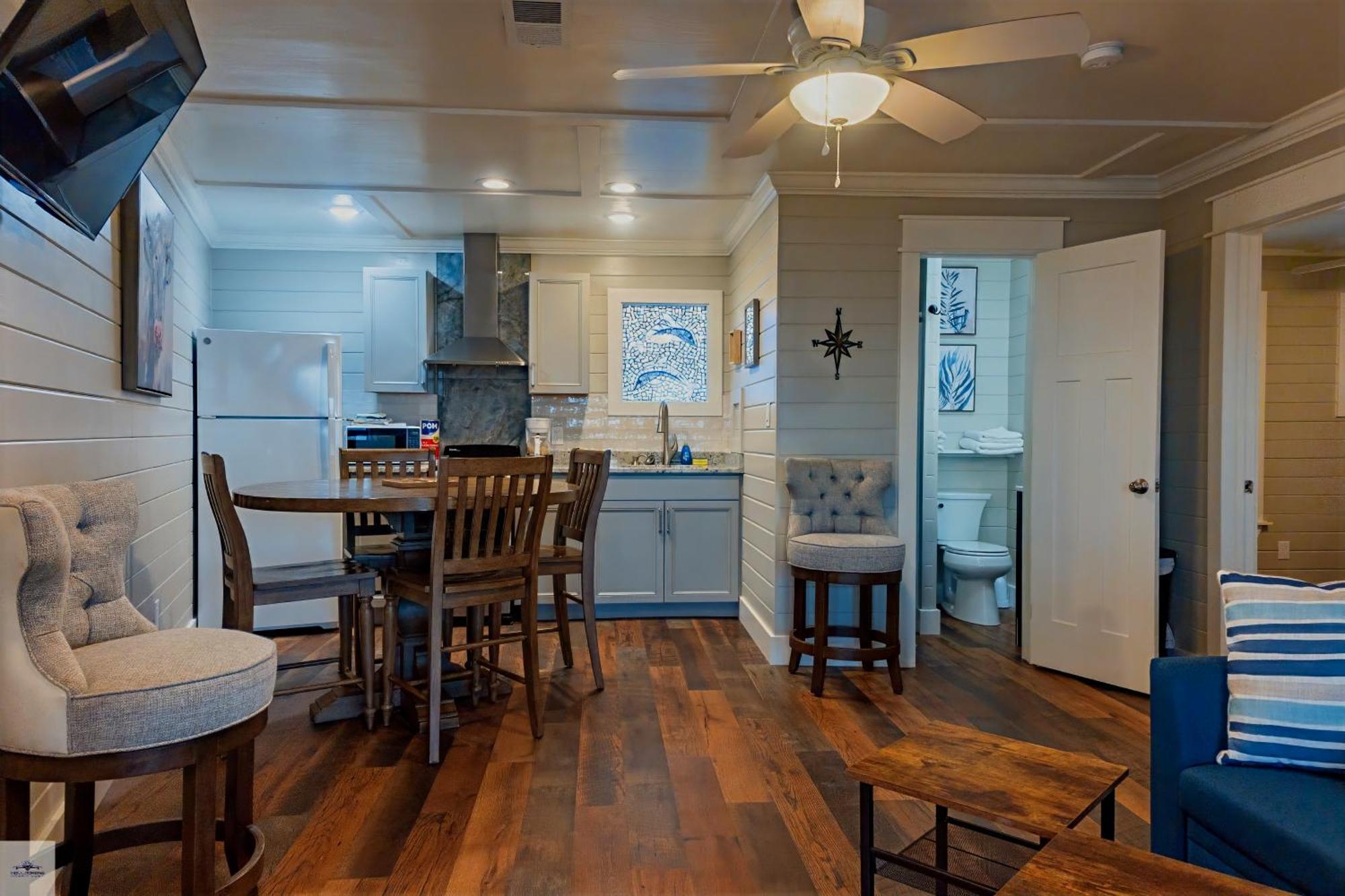 Blue Dolphin Inn And Cottages Grand Isle Esterno foto