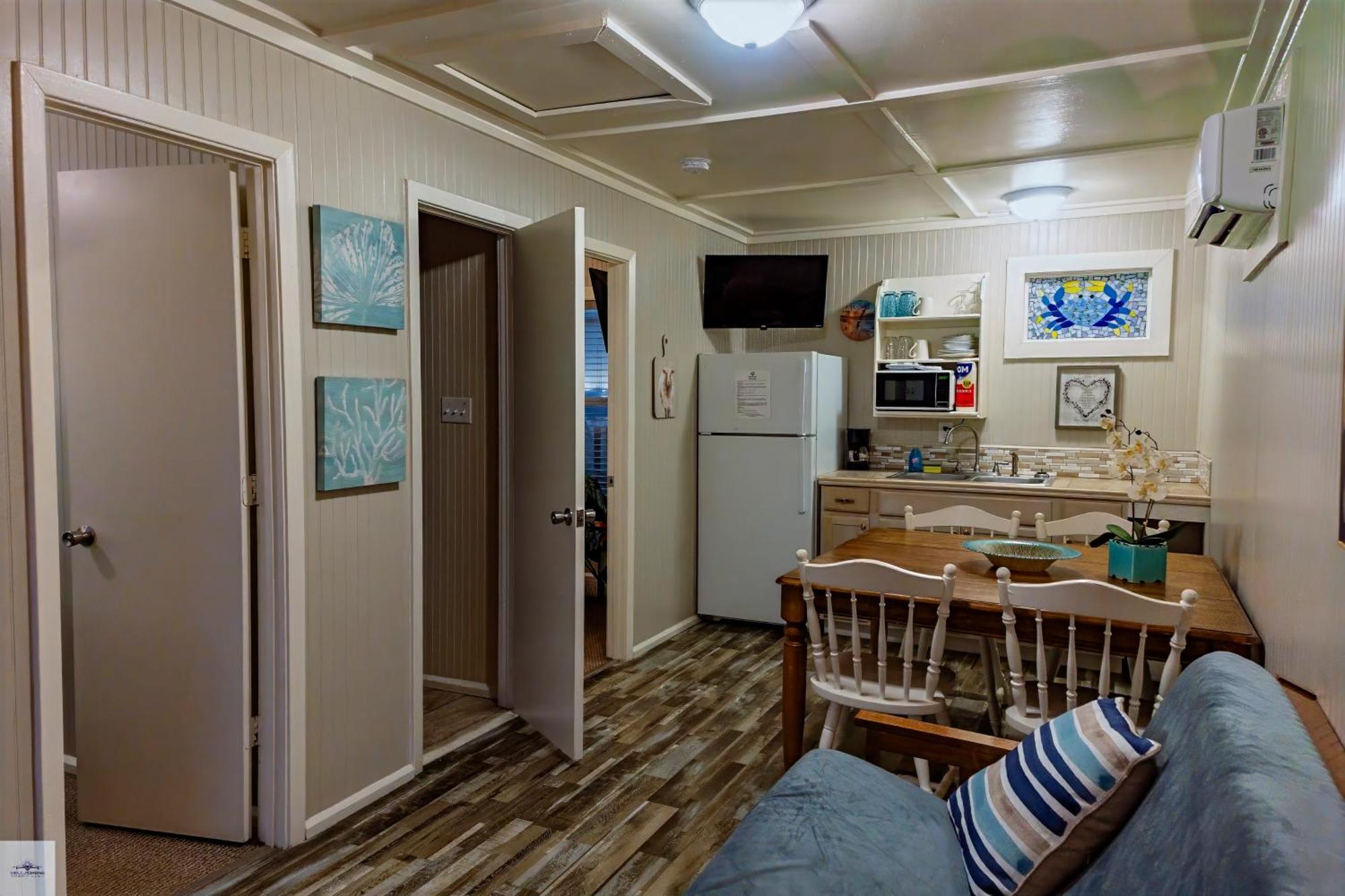 Blue Dolphin Inn And Cottages Grand Isle Esterno foto