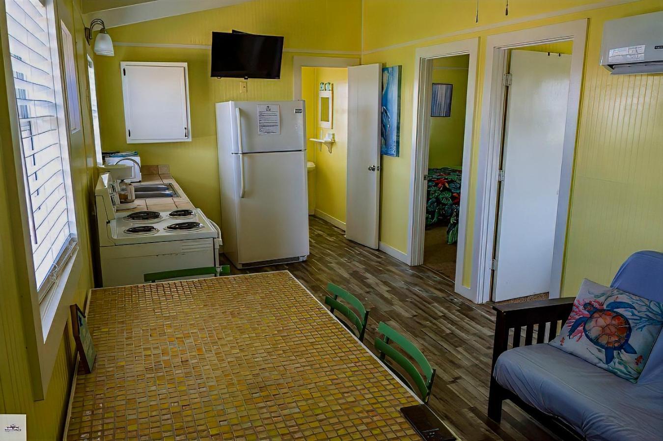 Blue Dolphin Inn And Cottages Grand Isle Esterno foto