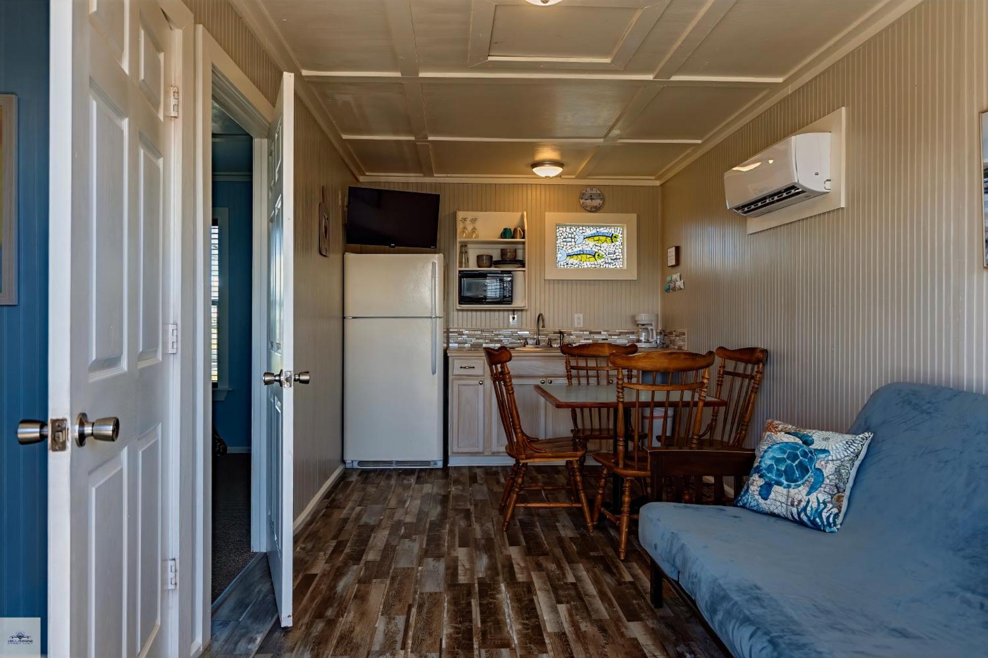 Blue Dolphin Inn And Cottages Grand Isle Esterno foto