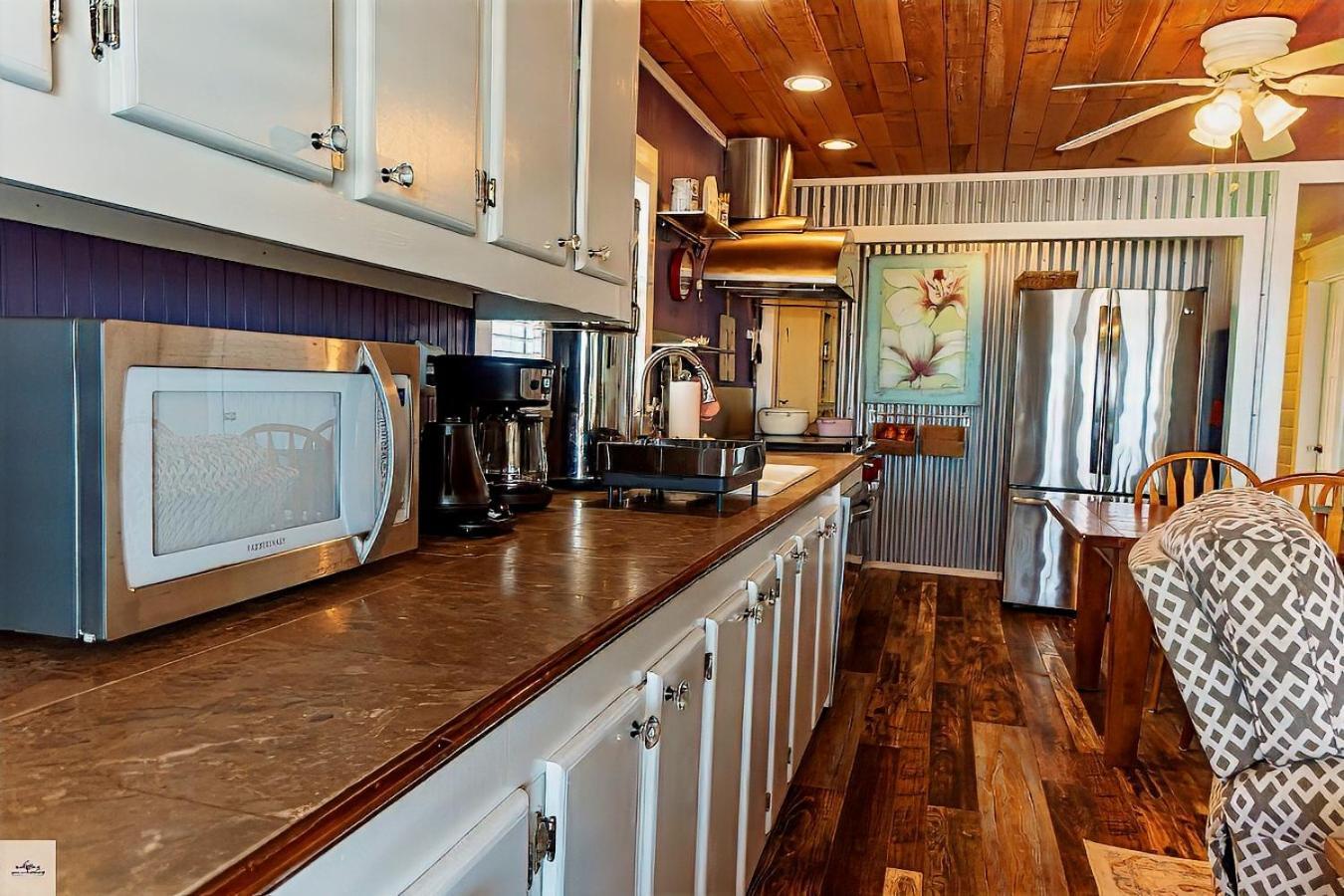 Blue Dolphin Inn And Cottages Grand Isle Esterno foto