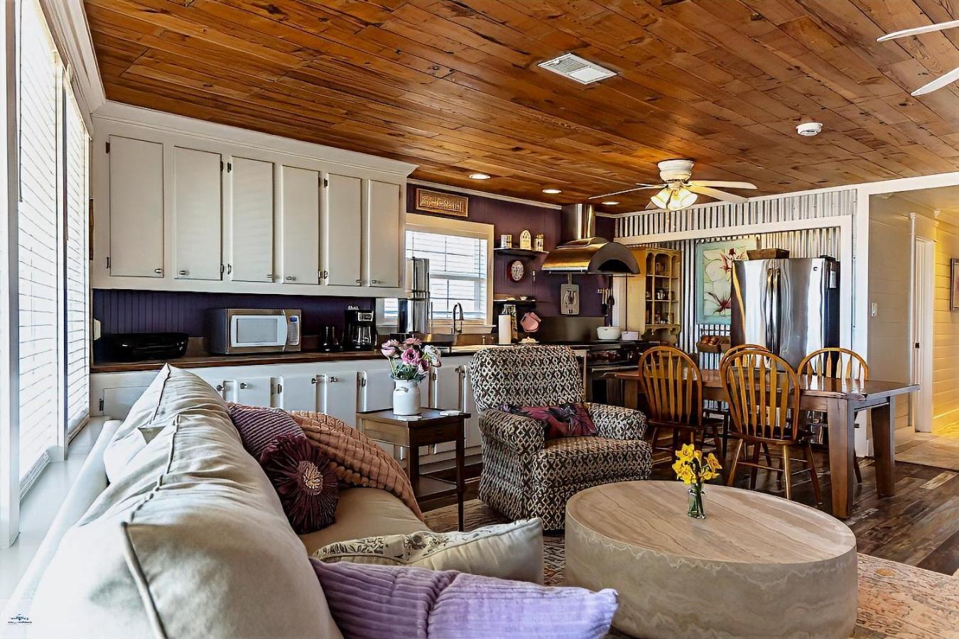 Blue Dolphin Inn And Cottages Grand Isle Esterno foto