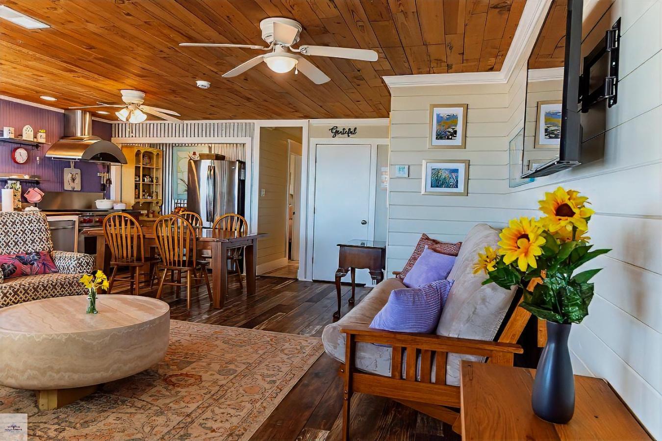 Blue Dolphin Inn And Cottages Grand Isle Esterno foto