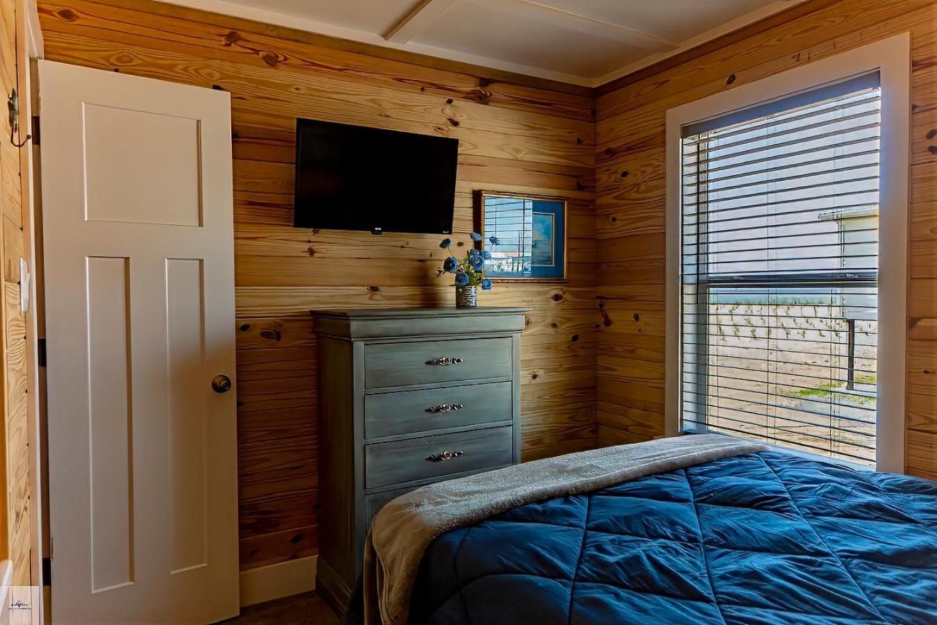 Blue Dolphin Inn And Cottages Grand Isle Esterno foto